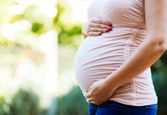 COVID-19 : ciąża, karmienie piersią i opieka nad noworodkami