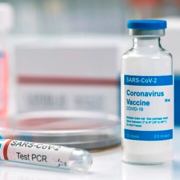 Amerykańska Agencja ds. Żywności i Leków wydała zezwolenie na użycie szczepionki Pfizer-BioNTech na COVID-19