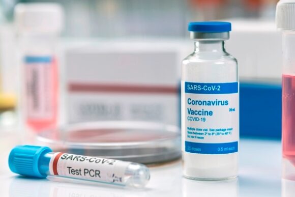 Amerykańska Agencja ds. Żywności i Leków wydała zezwolenie na użycie szczepionki Pfizer-BioNTech na COVID-19