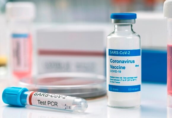 Amerykańska Agencja ds. Żywności i Leków wydała zezwolenie na użycie szczepionki Pfizer-BioNTech na COVID-19