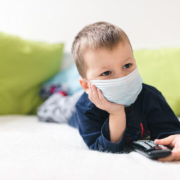 Pomóż dzieciom radzić sobie z samotnością podczas COVID-19