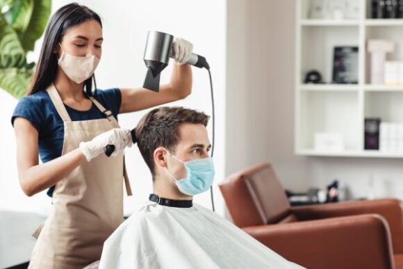 Bezpieczeństwo a COVID-19: jak korzystać z restauracji, salonów kosmetycznych i klubów sportowych