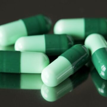 FDA zatwierdza pierwszy lek na COVID-19