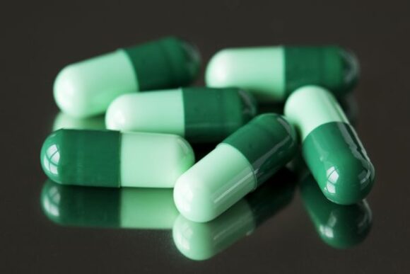 FDA zatwierdza pierwszy lek na COVID-19