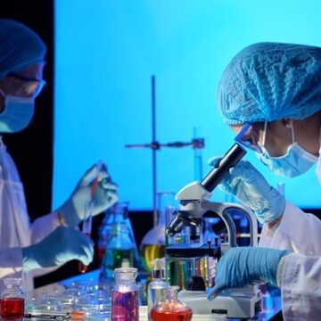 Europejska Agencja Leków (EMA) zaleca pierwszą szczepionkę na COVID-19 do obrotu w UE