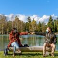 Dystans społeczny. Zachowaj bezpieczną odległość, aby spowolnić rozprzestrzenianie się COVID-19