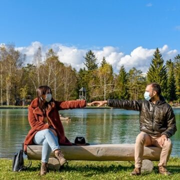 Dystans społeczny. Zachowaj bezpieczną odległość, aby spowolnić rozprzestrzenianie się COVID-19