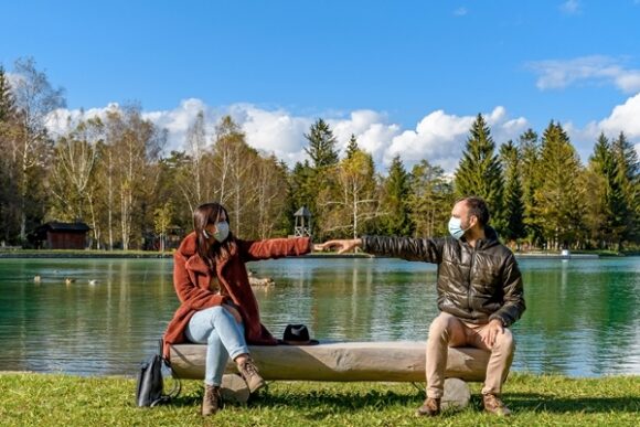 Dystans społeczny. Zachowaj bezpieczną odległość, aby spowolnić rozprzestrzenianie się COVID-19