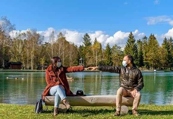Dystans społeczny. Zachowaj bezpieczną odległość, aby spowolnić rozprzestrzenianie się COVID-19
