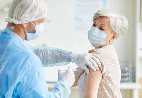 Szczepionka AstraZeneca na COVID-19 dopuszczona do obrotu w UE