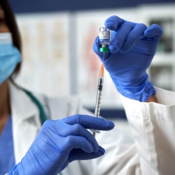 Światowa Organizacja Zdrowia zatwierdziła szczepionkę COMIRNATY® firmy Pfizer przeciwko COVID-19