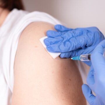 Czy dla osób, które przeszły COVID-19 wystarczy jedna dawka szczepionki?