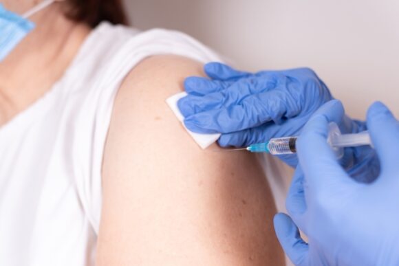 Czy dla osób, które przeszły COVID-19 wystarczy jedna dawka szczepionki?