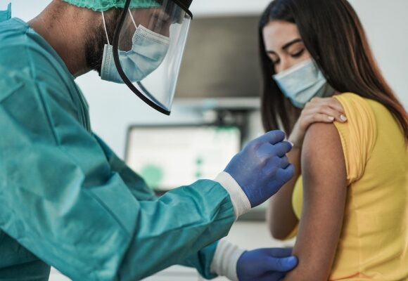 Pierwsza szczepionka przeciwko COVID-19 zatwierdzona w UE dla dzieci w wieku od 12 do 15 lat